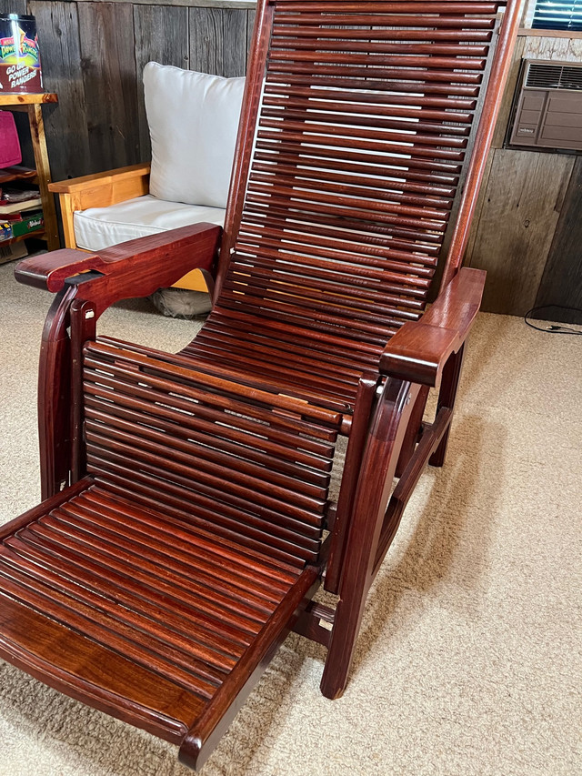 Solid hardwood recliner in Chairs & Recliners in Markham / York Region - Image 2