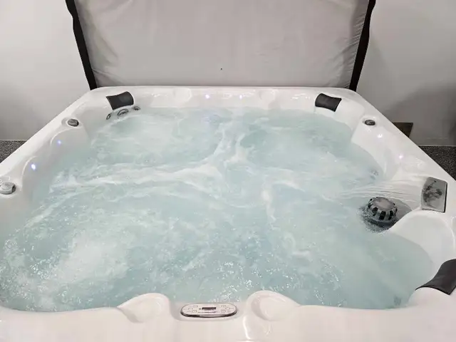 Master spa Hot Tub in Hot Tubs & Pools in Kitchener / Waterloo - Image 4