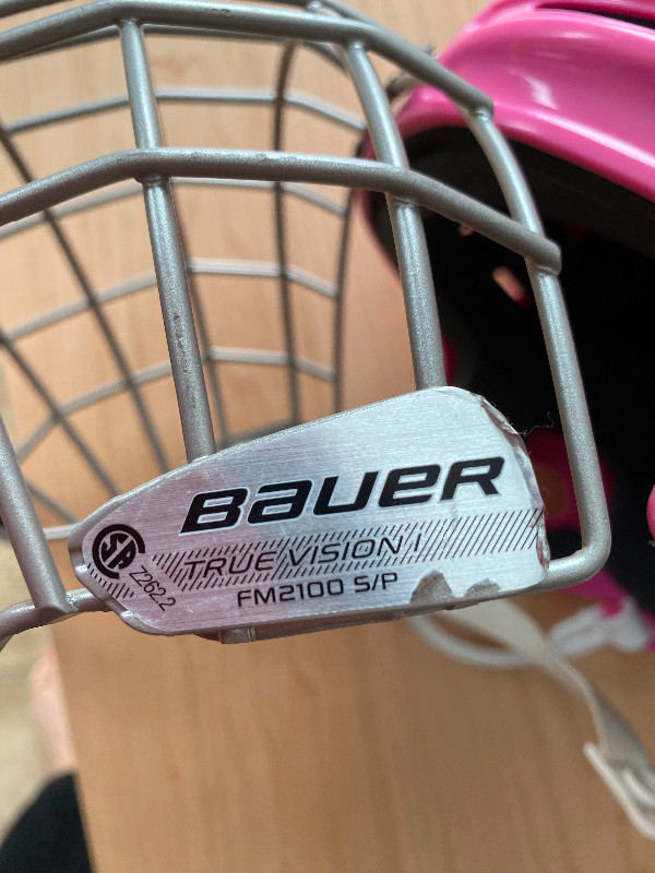 Bauer helmet for ice skating size small for children in Hockey in Gatineau - Image 3
