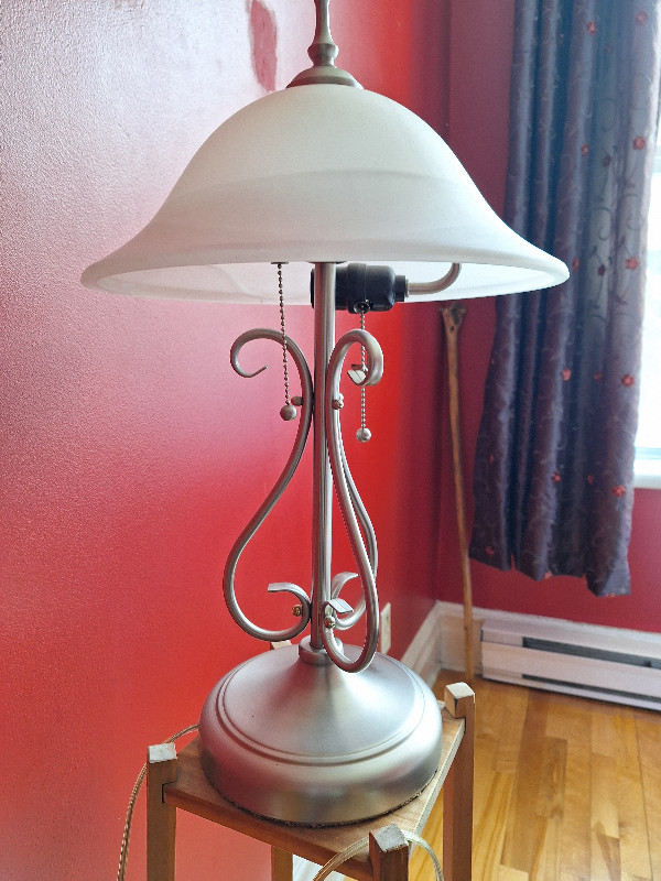 Lampe de table argentée dans Éclairage intérieur et plafonniers  à Ville de Montréal
