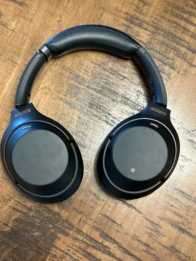 Immerse yourself in premium audio with these used Sony WH-1000XM3 noise-cancelling headphones in bla...