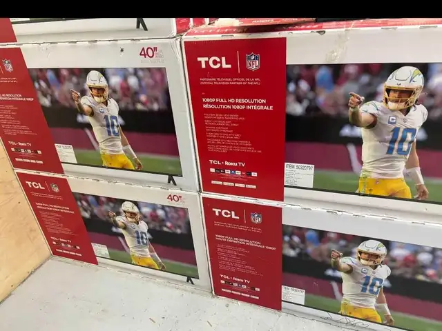 TCL 40" Roku TV in TVs in City of Montréal - Image 2