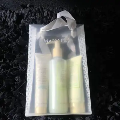 Ensemble douceur satin hands Mary Kay Crème adoucissante pour les mains + exfoliant pour les mains +...