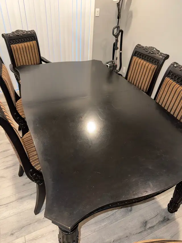Solid wood Dining Table with 8 chairs in Dining Tables & Sets in Victoria - Image 3