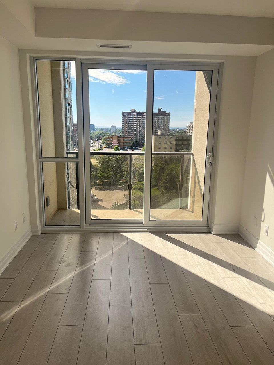 Beautiful 1 Bedroom + Large Den 4