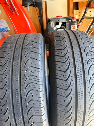2 Pneus Pirellil P4 plus 6mm ou 7/32’’ de profondeur Vous pouvez me rejoindre par cellulaire ou text...