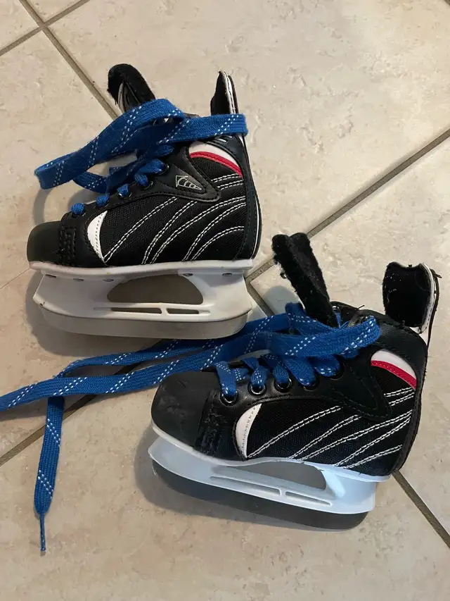 junior size youth 8 hockey skate in Skates & Blades in Ottawa - Image 4