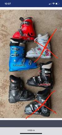 Kids ski boots (4 pairs left)