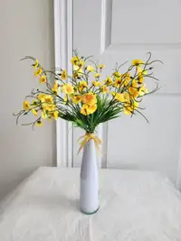 19” tall yellow artificial daisy bush with glass vase