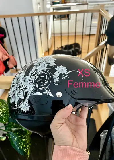 Bonjour je vends un casque de moto pour femme et un pour homme Femme grandeur XS Homme grandeur M Il...