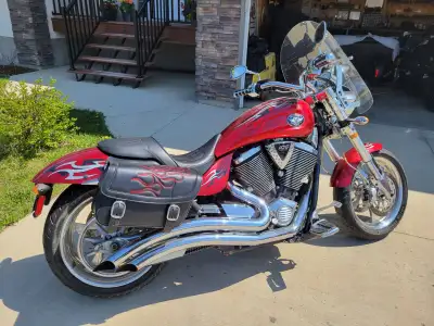 Beautiful well kept 2009 Victory Hammer. 106, 6 speed, 32291 km, detachable windshield, Matching bag...