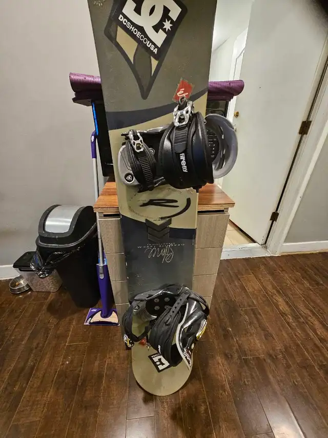 Snowboard and bindings in Snowboard in Delta/Surrey/Langley - Image 8