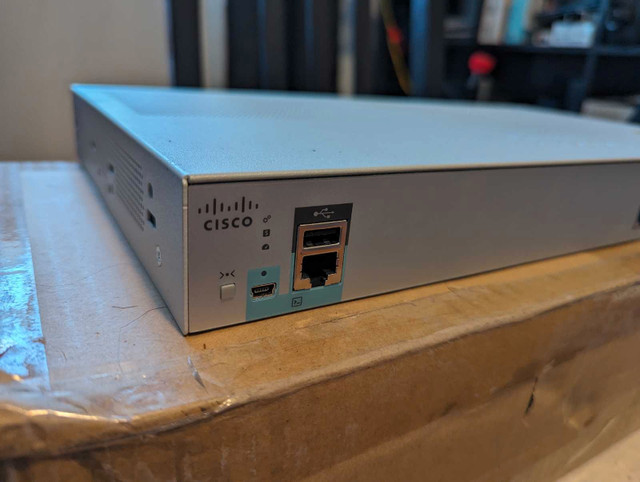 Cisco Catalyst 2960-L 24 port + 4 SFP network switch  dans Appareils électroniques  à Ville de Montréal - Image 2