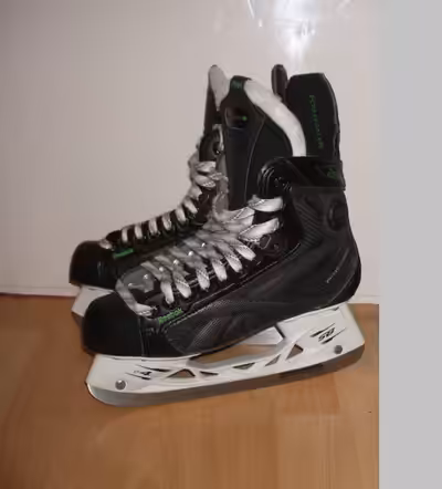 Patins _ REEBOK 28 Ribcore Pump _ skates size 6D pour 7 US men / 8 US femme In excellent condition....