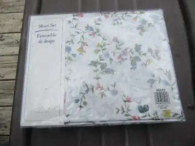 Smoke free - CASH ONLY. * pic. 1-2 - TWIN SHEET SET - new, unopened, in original packaging - floral...