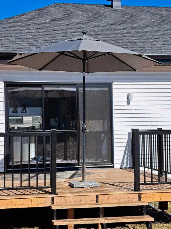 Parasol et base en granit dans Mobilier pour terrasse et jardin  à Sherbrooke