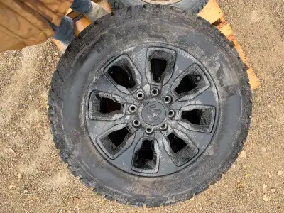 General Grabber STUDDED LT285/ 60R20/ dodge factory rim aluminum with sensors. $4000obo
