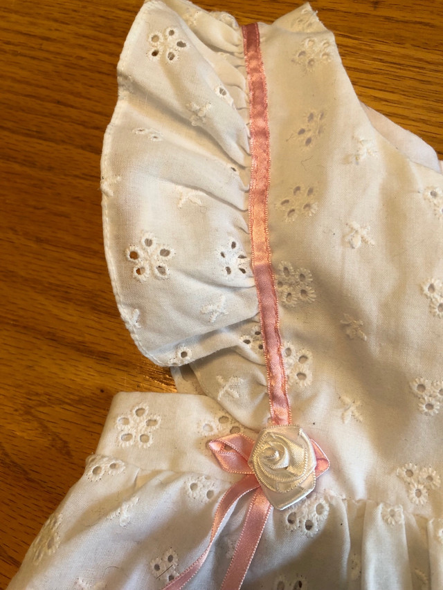 Vintage Newborn Eyelet and Ribbon Romper (0-14 lbs) in Clothing - 0-3 Months in Kitchener / Waterloo - Image 3