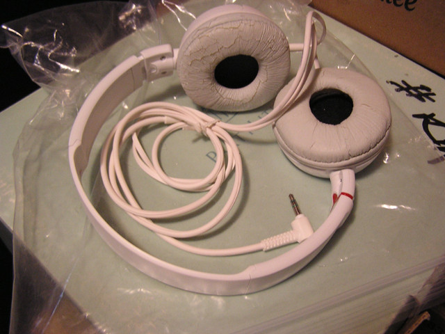 Sony Over-Ear Headphones White in Speakers, Headsets & Mics in London - Image 3