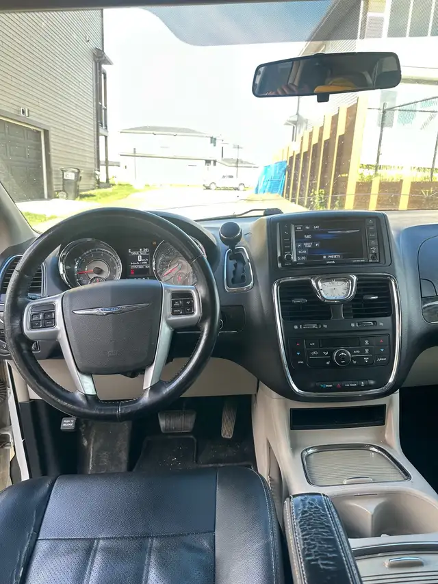 2013 Chrysler Town & Country  in Cars & Trucks in Edmonton - Image 11