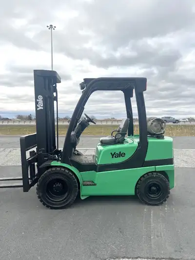 Forklifts à vendre - je peux aussi financer. En excellent état avec les certifications. Je peux loue...