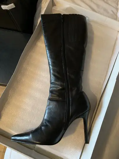 I worn once and it’s still new. Size 6.5. Pickup only thank you