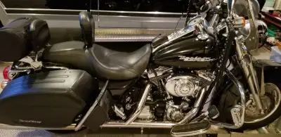 2005 HD FL Road King Custom F1HRSI 13,470 original km, includes saddle bags, luggage racks and bike...