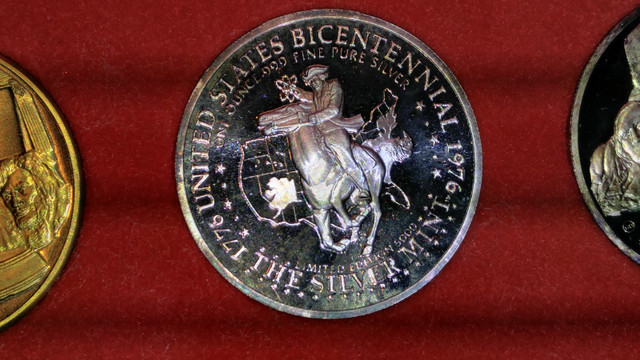 US Bicentennial SILVER and BRONZE Proof Medals Set in Arts & Collectibles in Calgary - Image 3