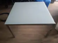 table de salon carré metal et verre