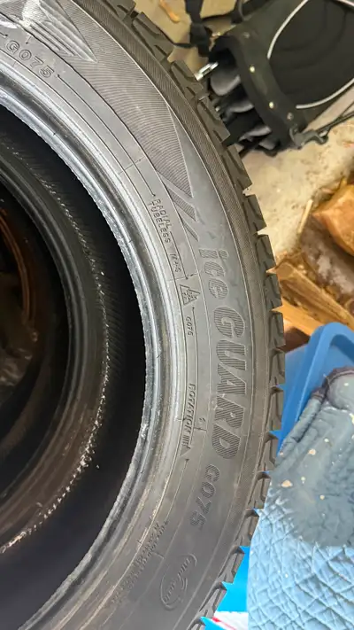 Pneus d'hiver Yokohama Ice Guard — 225/55R19 En très bon état, profondeur de sculpture de 11/32. Exc...