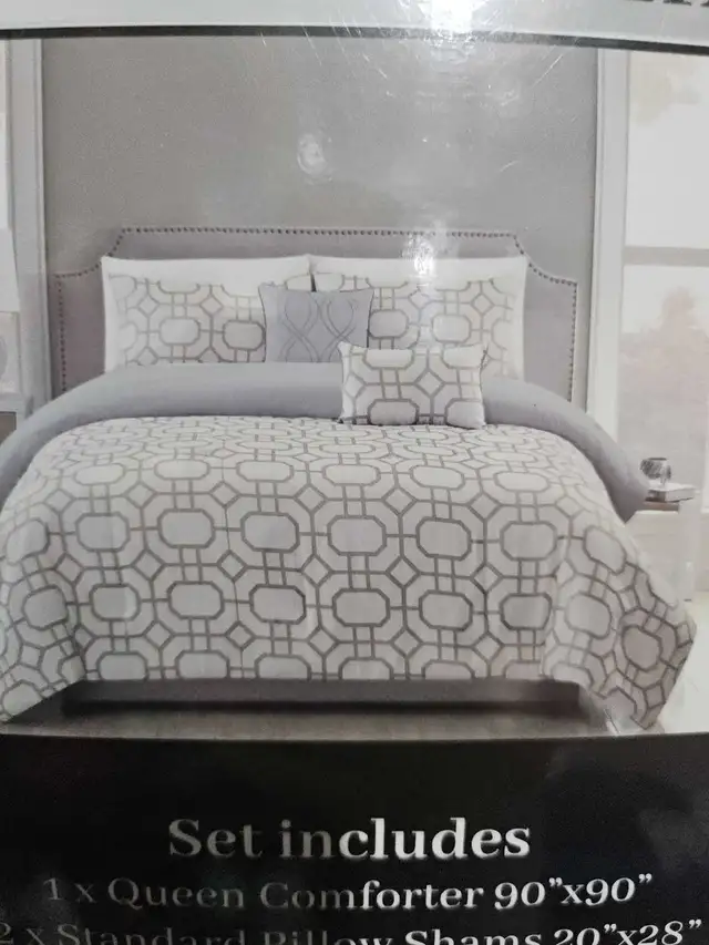 Queen Comforter Set in Bedding in Oakville / Halton Region - Image 2