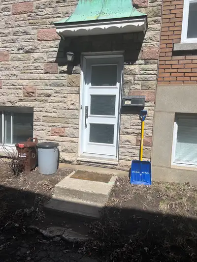 Magnifique 3 1/2 renové situé à proximité de tout , le loyer comprend réfrigérateur, four, laveuse s...