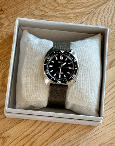 One owner, brand new. All packaging and papers. I’m selling both of my Seiko Divers. They are in fla...