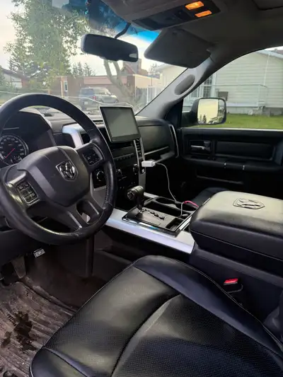 124,000km Fully Loaded , Sun Roof , Full Leather Seats , Aftermarket Stereo, 5.7 Hemi , 6 Speed Auto...