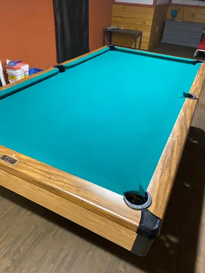 Brunswick Aristocrat II 4x8 slate snooker table Complete with snooker balls (new), Boston balls (new...