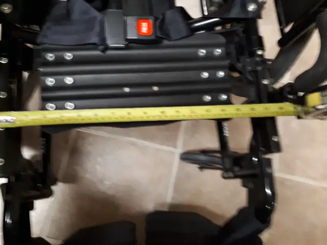 Wheelchair  with removable wheels - Reduced in Health & Special Needs in Windsor Region - Image 8