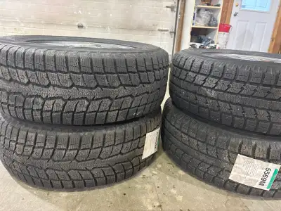 4 Pneus d’hiver Toyo 245-65R17 presque neuf, mesure tous 10/32 2 X Toyo Observe GSI 5 2 X Toyo Obser...