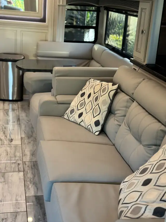 FLEETWOOD DISCOVERY LXE 44S in RVs & Motorhomes in City of Montréal - Image 5