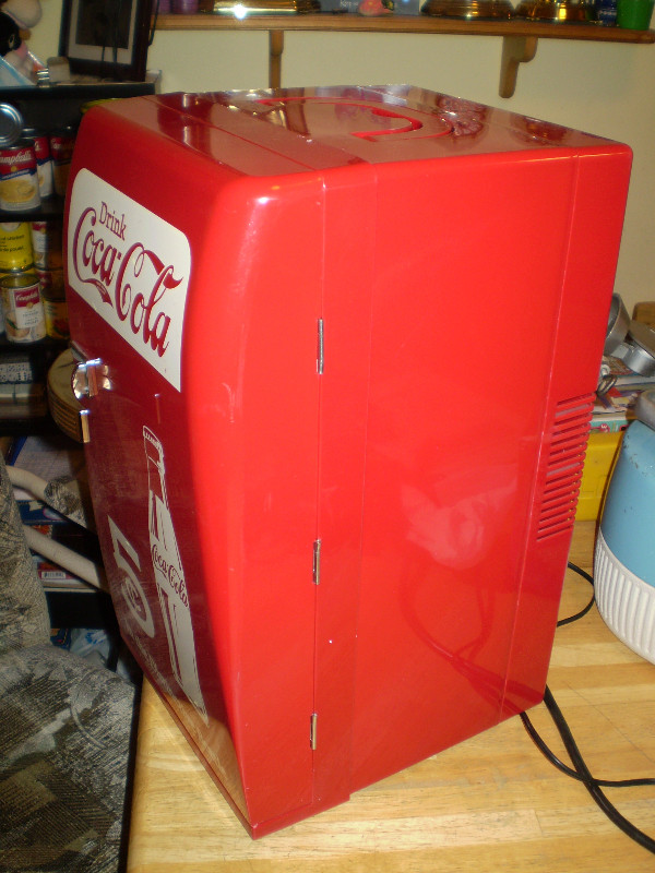 Large COKE Cooler- Dual Voltage-Fridge style- Old Style Graphics dans Art et objets de collection  à Winnipeg - Image 3