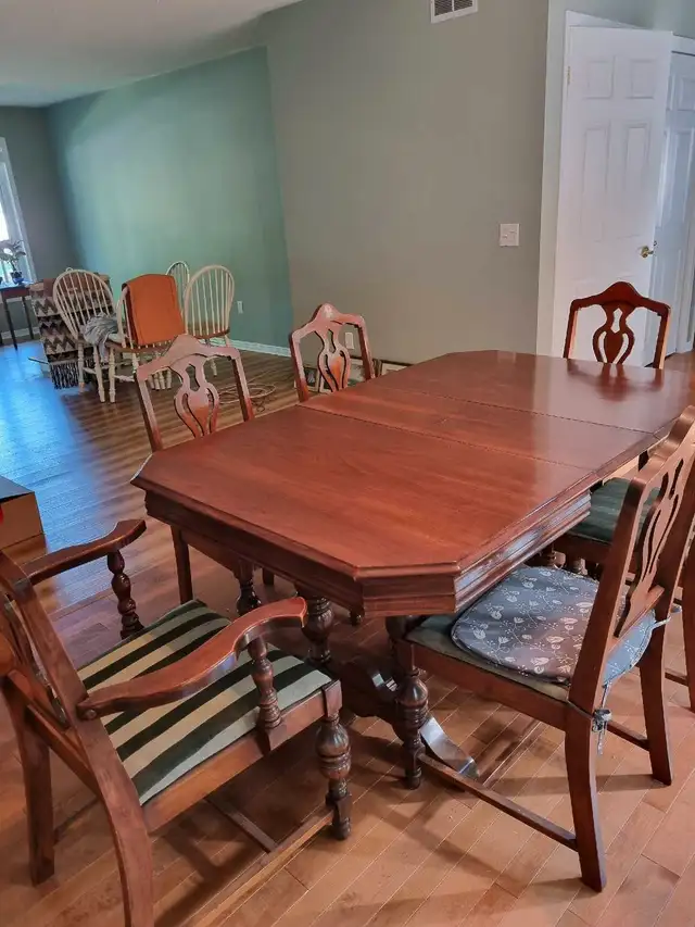 Antique Solid Wood Dining Table w/6 chairs in Dining Tables & Sets in Muskoka - Image 4