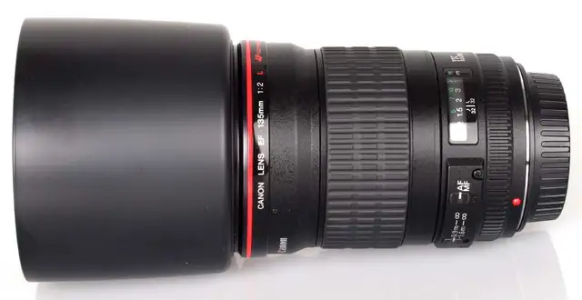 Canon EF 135mm f/2L USM 10/10 with hood and box like new! in Cameras & Camcorders in City of Toronto - Image 2