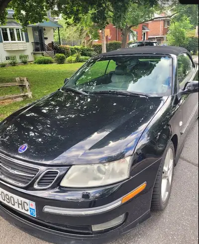 Couleur noir, voiture roule bien, mais comme toute voiture de 20 ans+ a besoin d'entretien. Sieges e...
