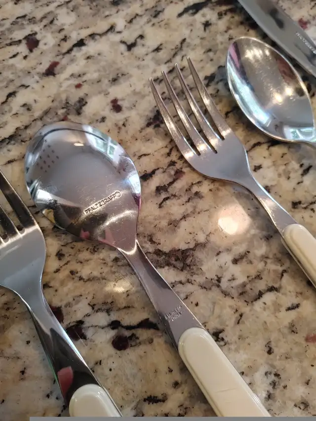 34 piece utensils set (spoons, forks, knives) in Kitchen & Dining Wares in Ottawa - Image 4