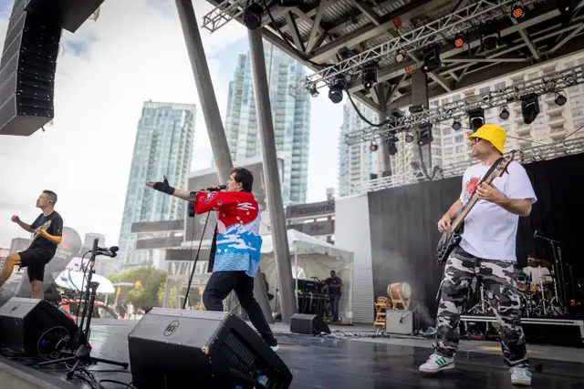 Gigging band seeks guitarist
