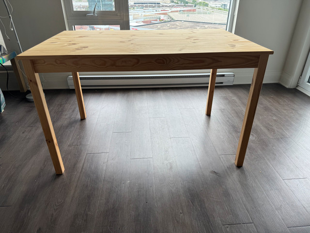 ikea table and Costco chairs (dining table set) dans Mobilier de salle à manger et cuisine  à Ville de Montréal - Image 4