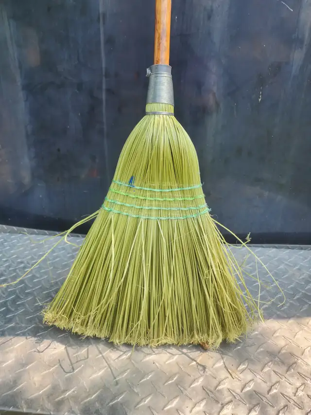 FRANK Poly Corn Broom With Wood Handle#142-0417-2