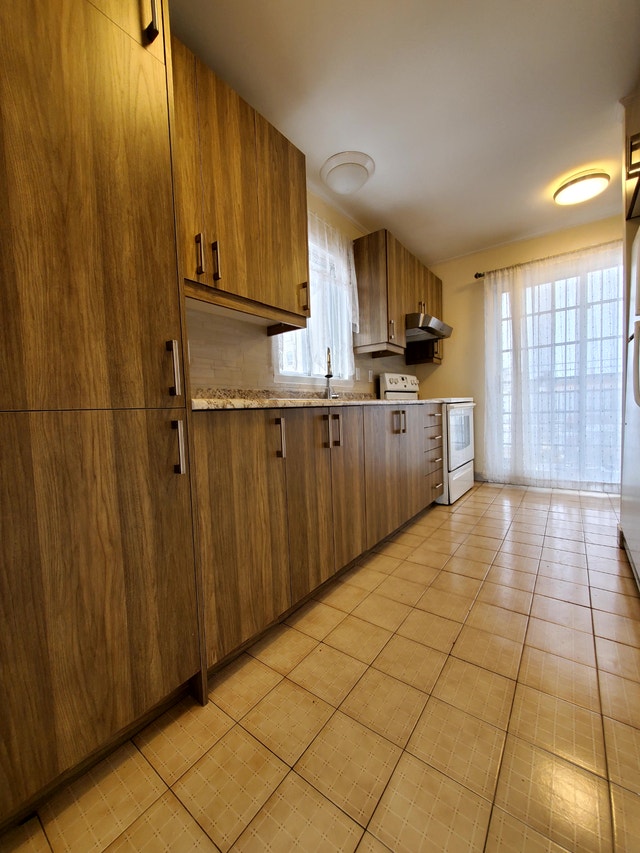 SUPERBE 4 1/2 RÉNOVÉ. AVEC A/C. SECTEUR EN DEMANDE.TRÈS ENSOLLEI — photo 1