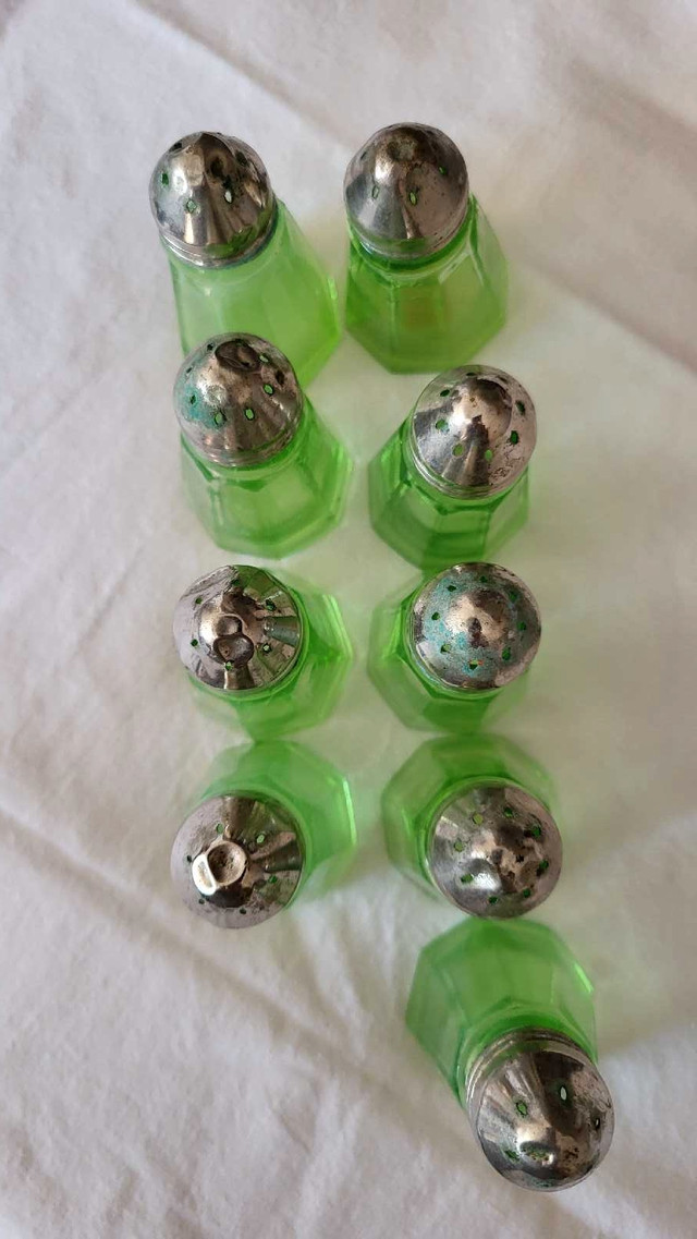 Anchor Hocking salt & peppers in Arts & Collectibles in Hamilton - Image 4