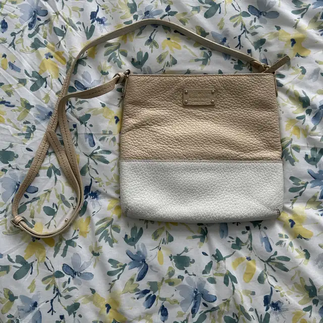 KATE SPADE SAND/WHITE PEBBLED LEATHER CROSSBODY in Women's - Bags & Wallets in Markham / York Region - Image 2