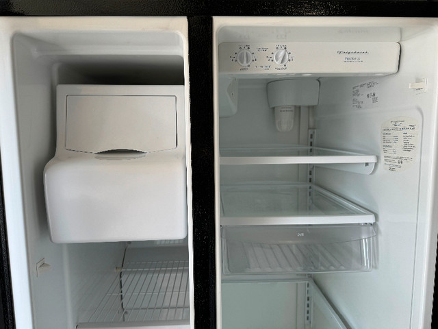 Black Refrigerator in Refrigerators in Edmonton - Image 4